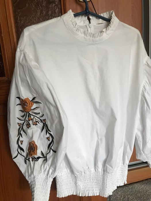 Біла блузка з декоративною вишивкою