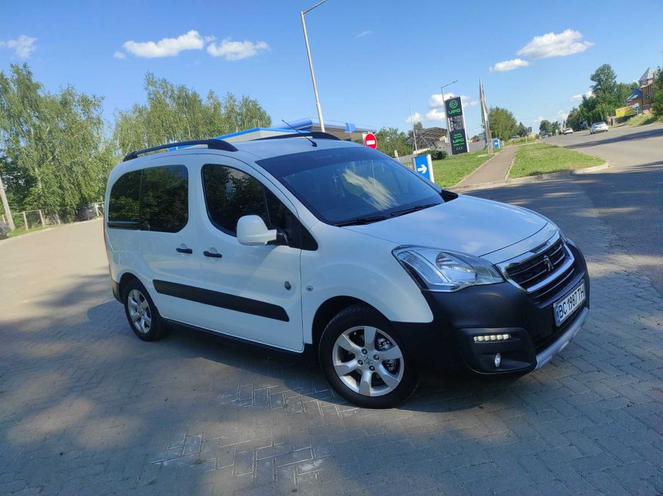 Автомобіль Пежо Партнер.