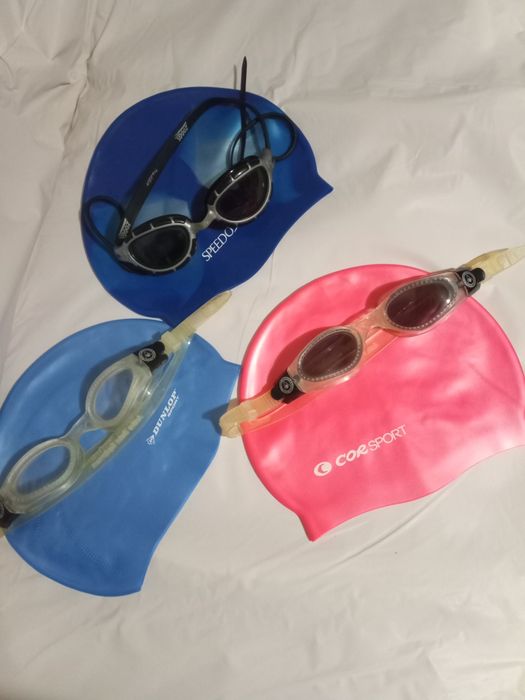 Шапочки та окуляри для плавання у басейн.