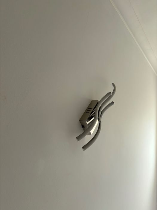 Mesa de centro oferecida via WhatsApp ou envie uma mensagem para o casal, sem português.