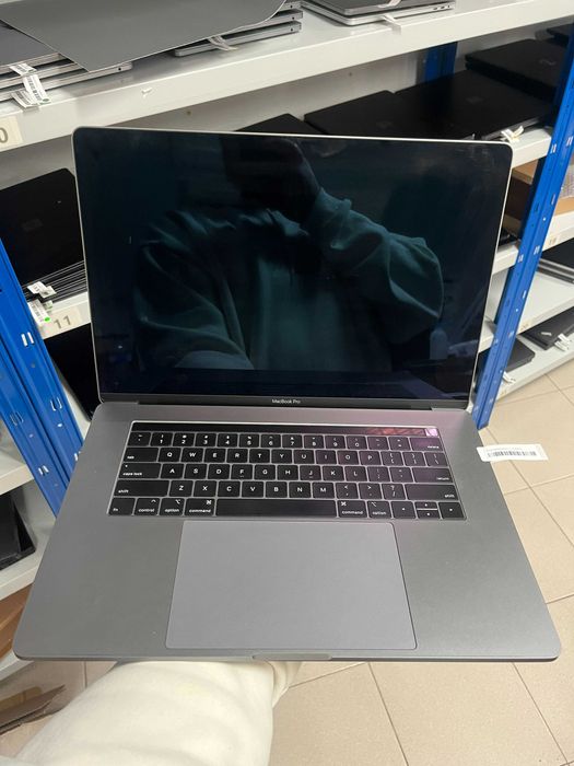 MacBook Pro 15" 2018 i7 16GB 250GB SSD Radeon Pro 555X | AmigoTech