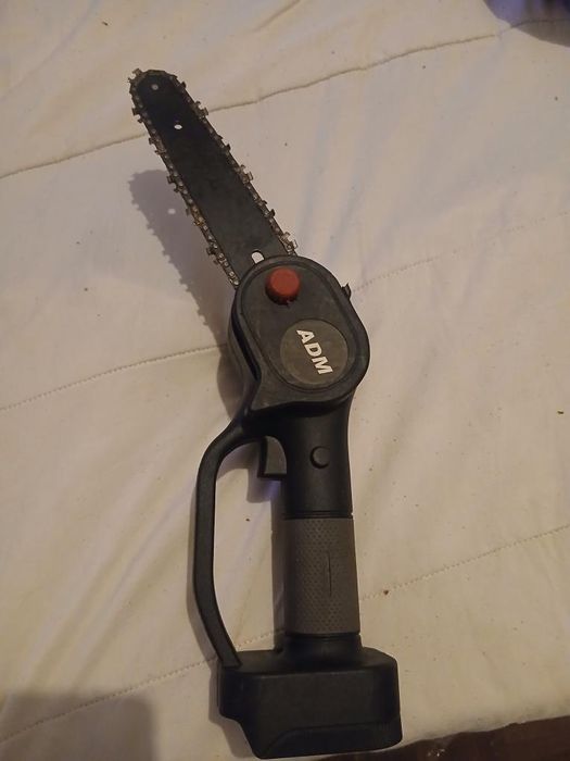 Vendo mini mota serras a bateria com carregador