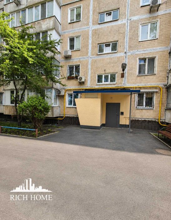 вул. Чистякіська. Продаж 2к квартири біля метро під ваше дизайнерське рішення.