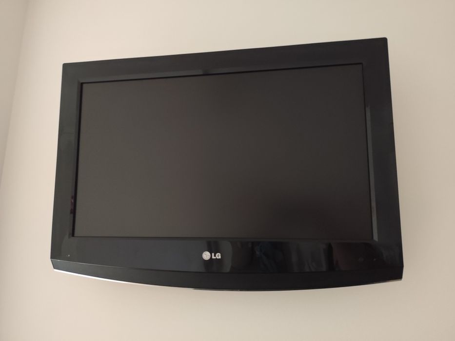 TV 32" LG com base- como nova