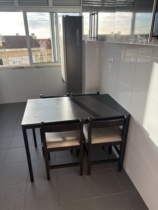 Mesa ikea e cadeiras com estofo