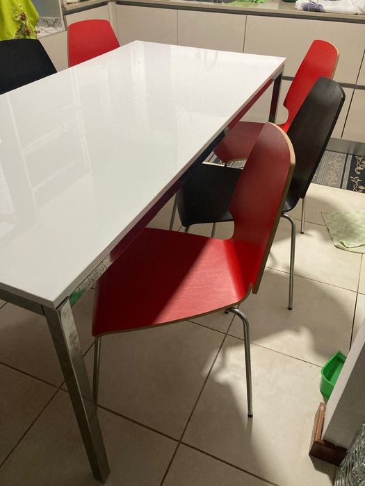 Conjunto de mesa com seis cadeiras