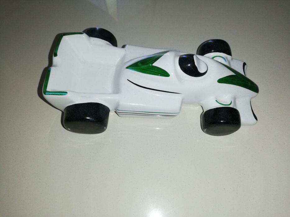 Carro fórmula 1 em porcelana