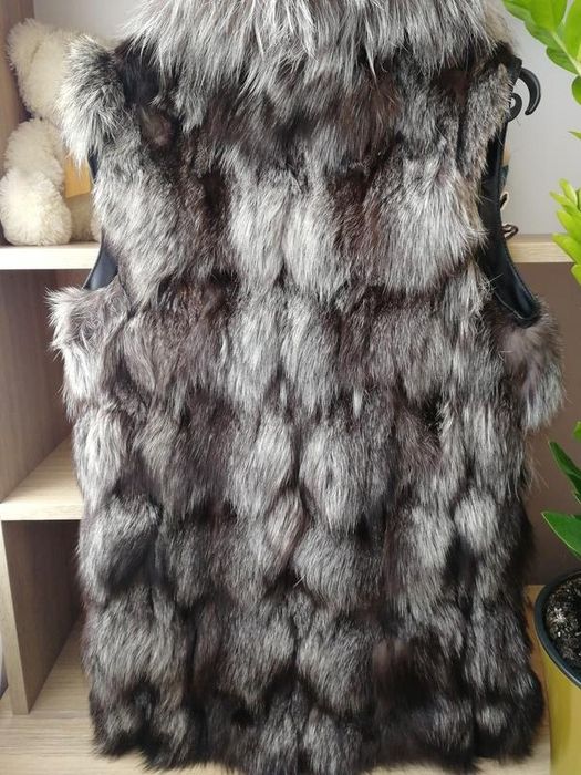 Меховая жилетка с чернобурки