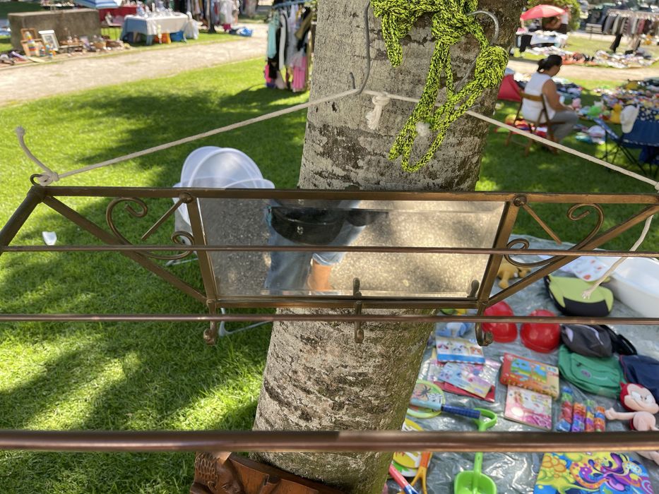Mesa e e bengaleiro com espelho em latao