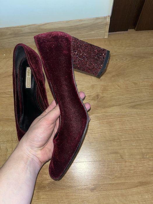 Buty z ozdobnym obcasem