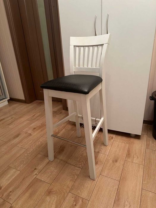Барний стілець із натурального бука 2000 грн.