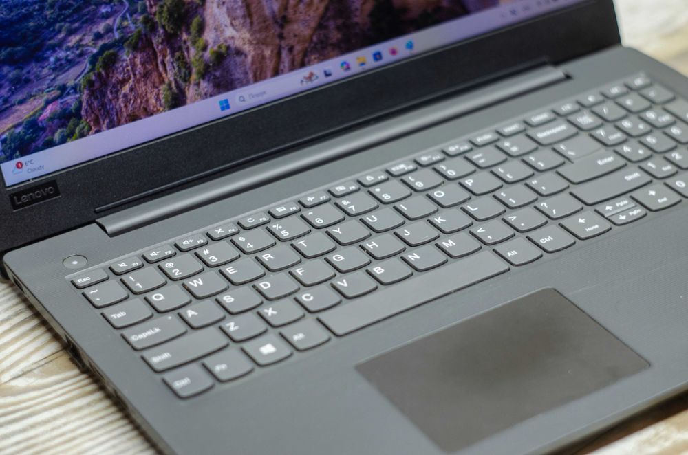 Lenovo Ideapad V130-15IKB i5-8250U 3.4GHz/8Gb DDR4/256Gb SSD/15.6`