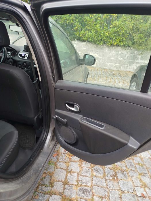 Renault Clio 2010 1.2 Gasolina para peças, abate ou para ser reparada a junta e radiador – 500€ negociáveis | Viseu