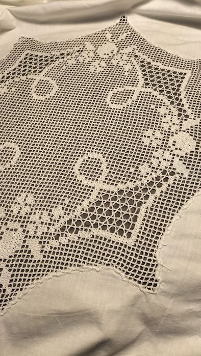 Toalha de mesa em tecido branco bordado, centro e  cantos em crochet.