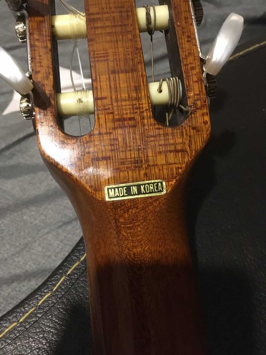 Продам корейську класичну гітару з кофром