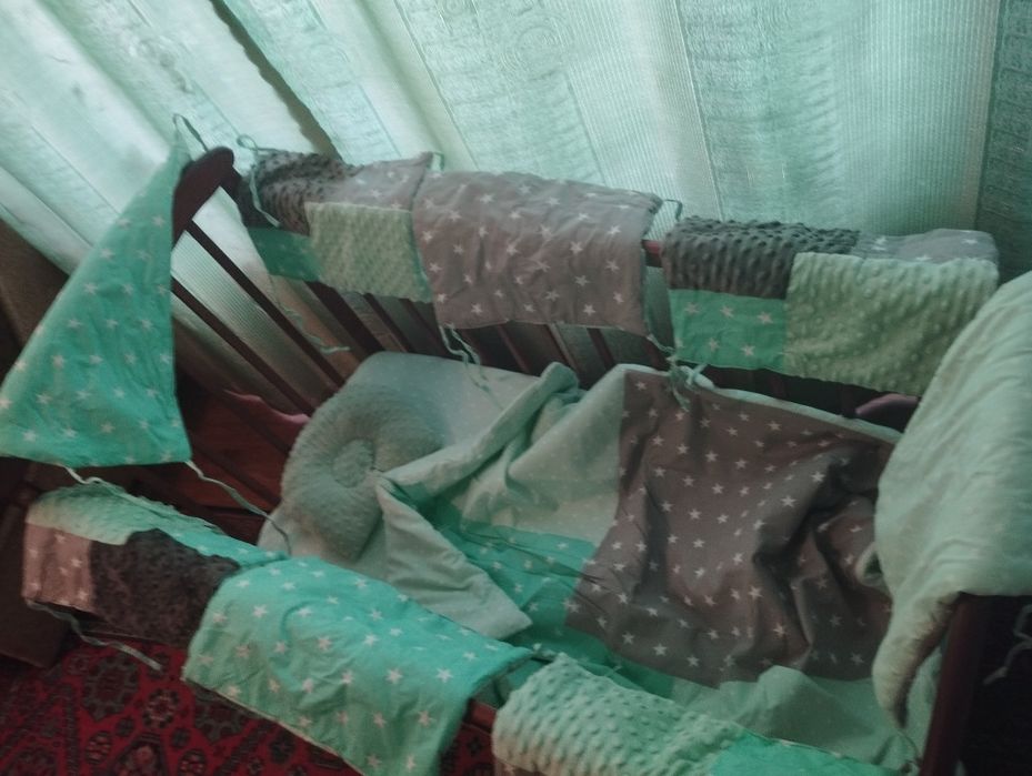 Дитяче ліжечко, матрас, комплект білизни.