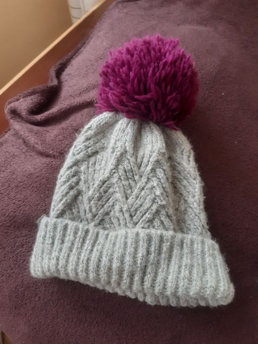 Szara czapka damska Medicine z pomponem