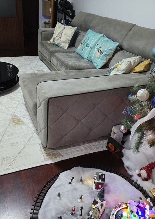 Sofá chaise long cinza c/ assentos deslizantes e encostos reclináveis