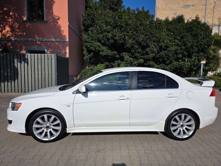 Mitsubishi Lancer MITSUBISHI LANCER – sedan z 2009 roku w wersji Instyle Navi CVT