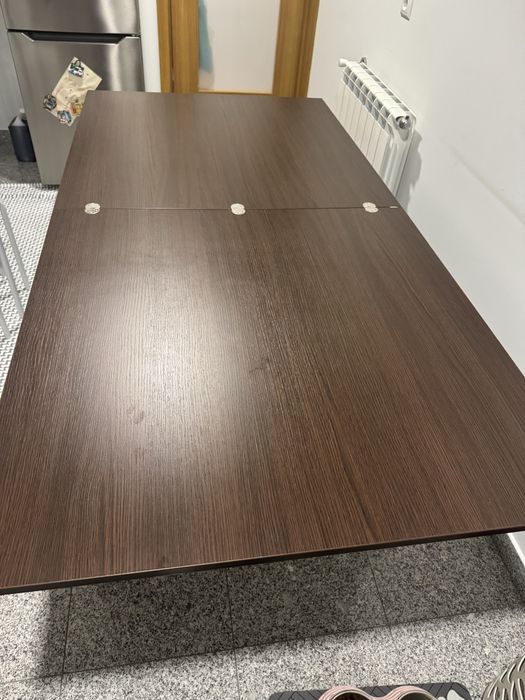 Mesa de sala de jantar/cozinha desdobrável.