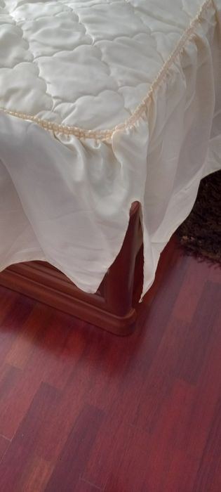Colcha Acetinada com Fronhas  Nova  ( Portes incluídos)