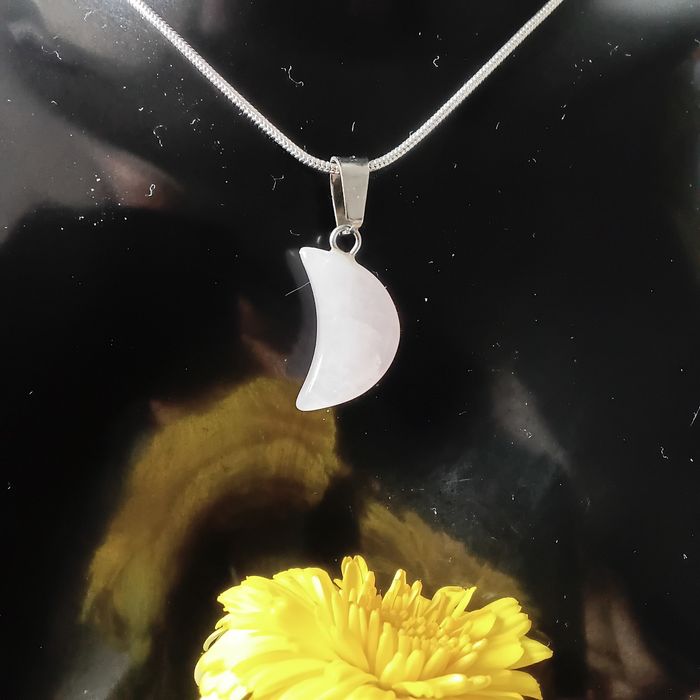 Fio em prata com quartzo rosa meia-lua