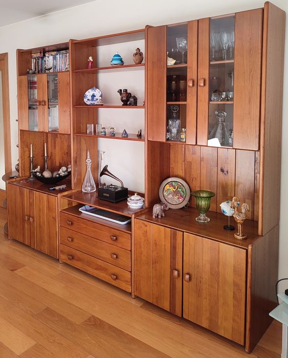 Móvel de sala CERNE com suporte TV, arrumação e louceiro