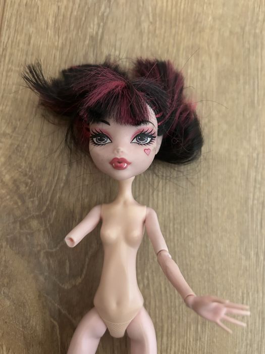 Draculaura (Дракулаура)Monster High від компанії Mattel.
