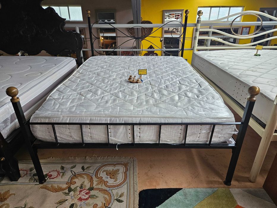 Cama em ferro com estrado e colchão - Bom estado geral