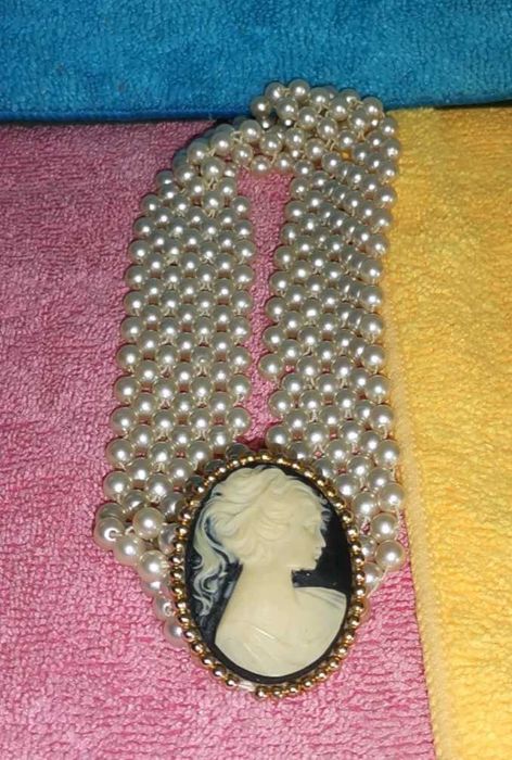 Colar vintage de fio elástico com pérolas artificiais e fecho CAMAFEU