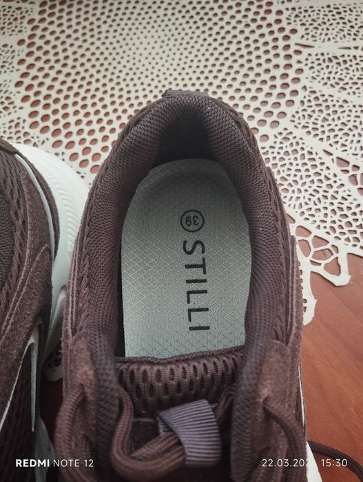 Кросівки жіночі.