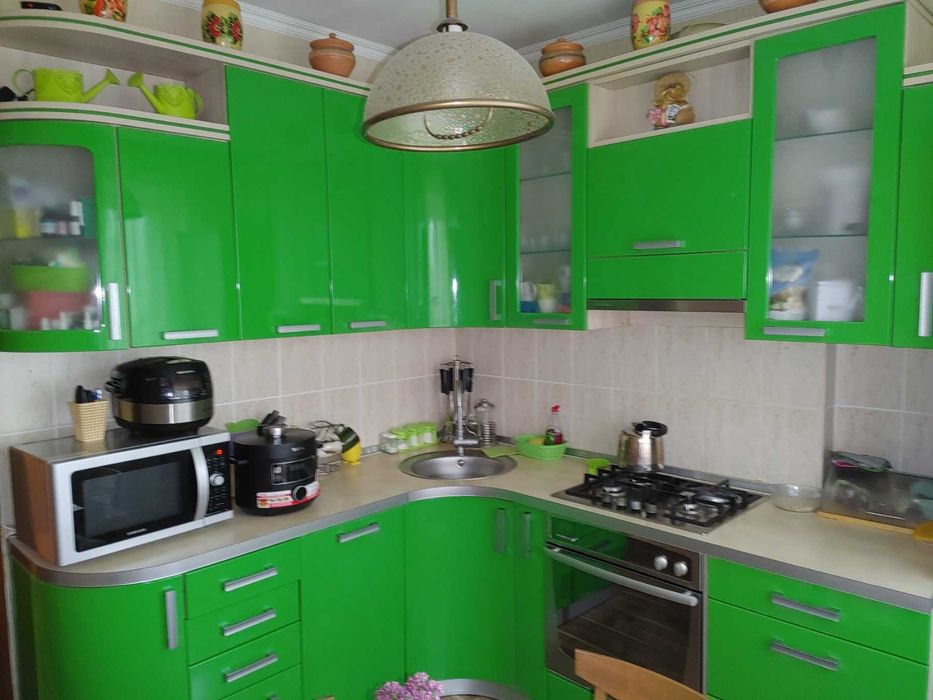 Поділ 3 кімнатна квартира з ремонтом меблями та побутовою технікою.