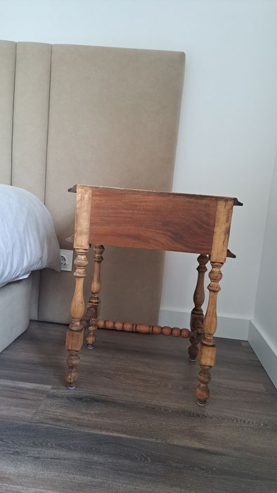 Vendo duas mesas de cabeceira