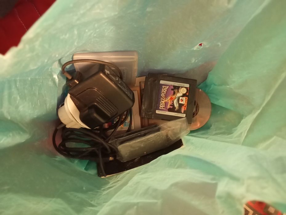 Game Boy com oferta de Diversos jogos ,carregador
150€ apenas se for e