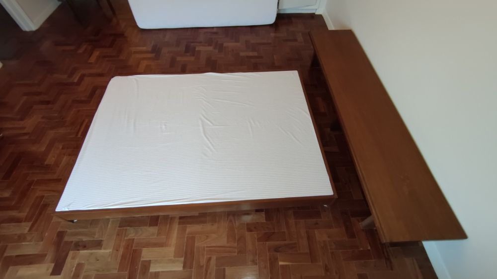 Cama de casal de baixo perfil