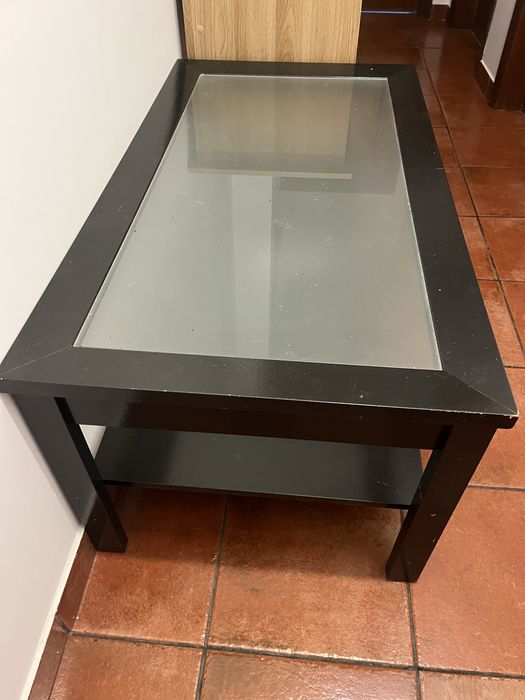 Mesa de centro com tampão de vidro