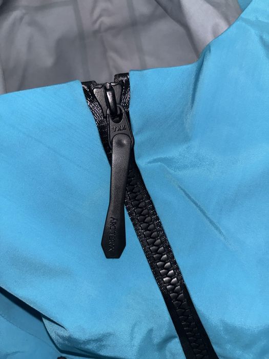 Błękitna kurtka arcteryx