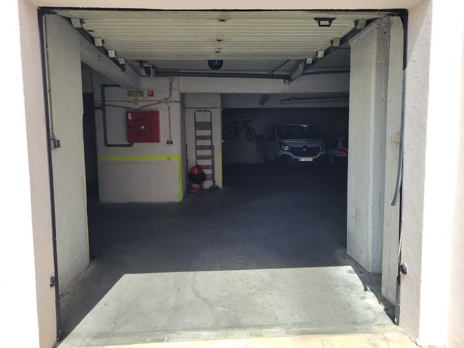 Parqueamento/garagem ,carregado