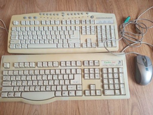 Dwie retro klawiatury oraz myszka kulkowa