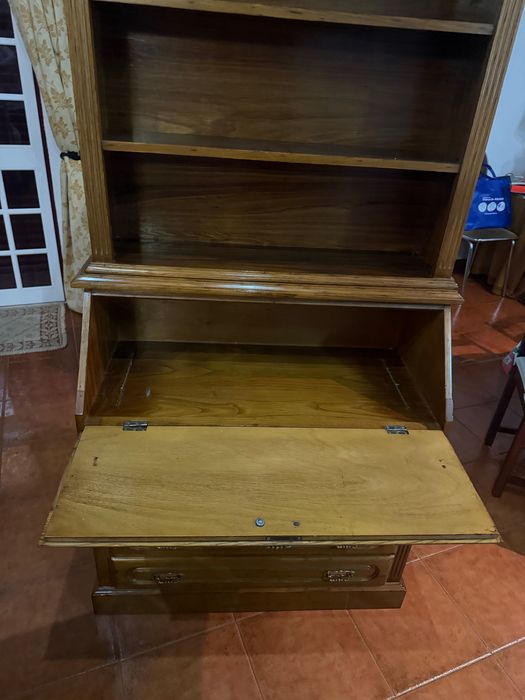 Escrivaninha de madeira - estilo clássico