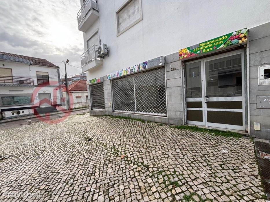 Loja em fase de aprovação para passagem a afetação de habitação, no...