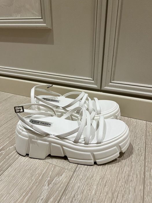 Steve Madden білі сандалі шльопанці zara