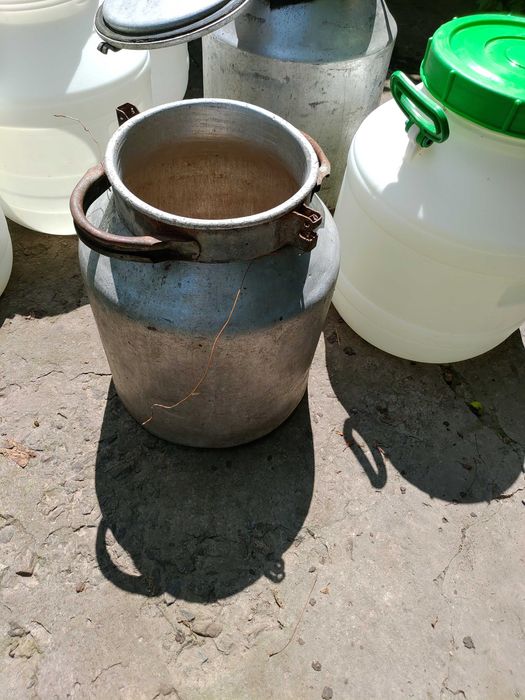 Вулики, рамки бідони віск мерва.