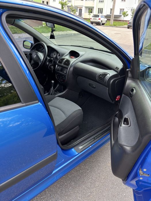 Peugeot 206 1.1л  2004р
