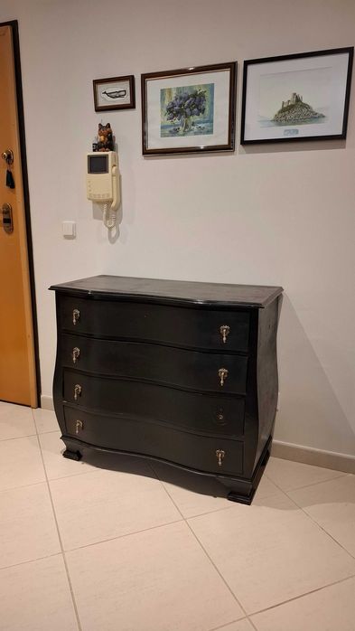 Cómoda preta de madeira