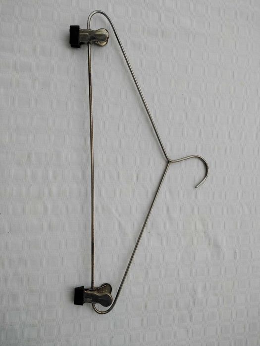 Dois Cabides, um em metal, outro em madeira