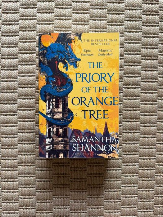 Livro "The Priory of the Orange Tree"