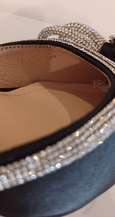 Sansaliaa com brilhantes pretas