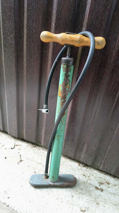 Samochodowa pompka PRL z oryginalnym pokrowcem