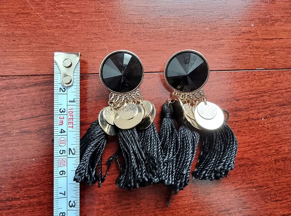 Brincos em tons de preto e dourado